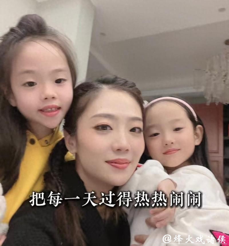 杨威女儿9岁生日，姐姐个头矮一截，妹妹近视眼，双胞胎差别好大